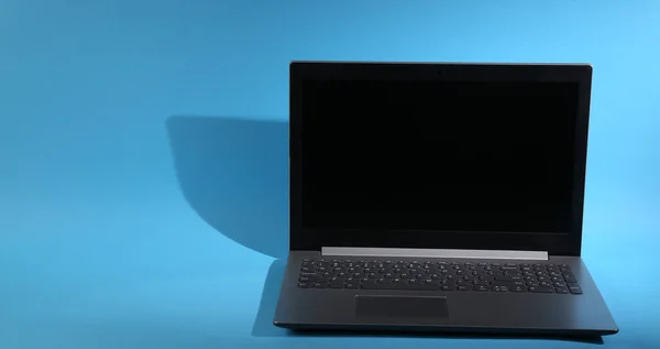 Nowoczesny Laptop Niebieskim Tle Długim Cieniem — Zdjęcie stockowe