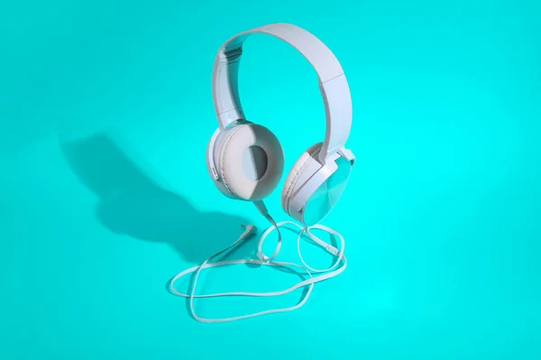 Auriculares Blancos Levitando Sobre Fondo Turquesa Diseño Mínimo Música —  Fotos de Stock