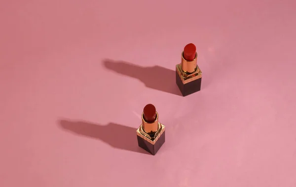 Batom Sobre Fundo Rosa Com Longas Sombras Conceito Beleza Mínima — Fotografia de Stock