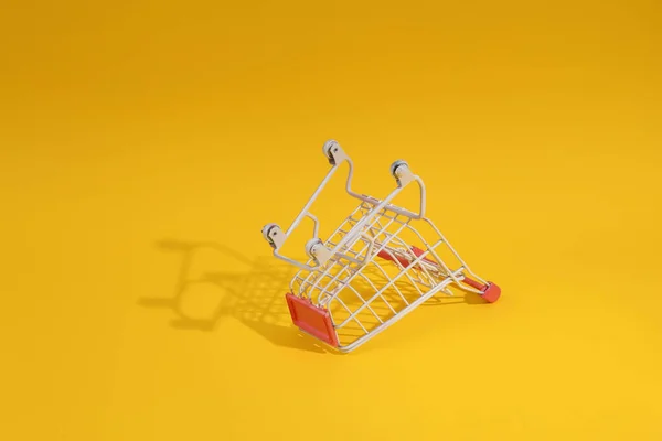 Fejjel Lefelé Mini Bevásárlókosár Sárga Háttérrel — Stock Fotó