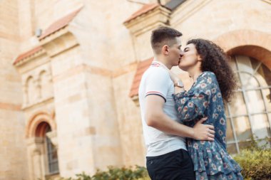 Kentsel Avrupa mimarisinin arka planında genç bir çifti öpmek. Romantik, aşk konsepti