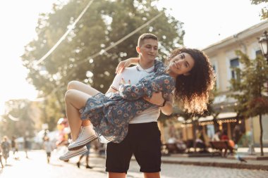 Genç aşık çift şehirde birlikte eğleniyor. Romantik ilişki kavramı