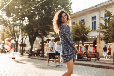 Şirin kıvırcık kadın şehirde vakit geçiriyor.