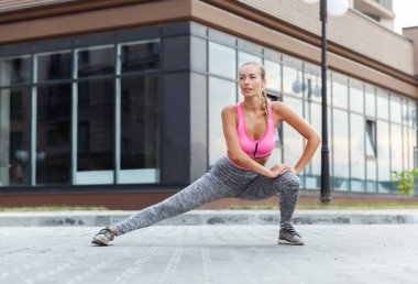 Sağlıklı bir kadın dışarıda hamleler yapıyor. Etkin yaşam biçimi