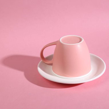 Pembe arka planda ters seramik bardak. En az yaşam süresi