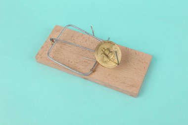 Mavi arka planda bitcoin ile fare kapanı