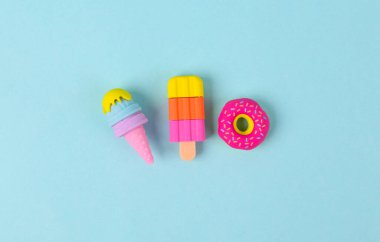 Mavi arka planda donut ve dondurmanın plastik modeli