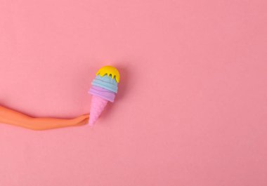 Bebeğin eli pembe arka planda dondurmayı tutuyor. Minimum konsept. Yaratıcı yerleşim