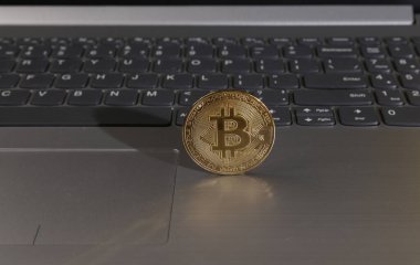 Dizüstü bilgisayarda Bitcoin. Kripto para birimi, madencilik, e-ticaret konsepti