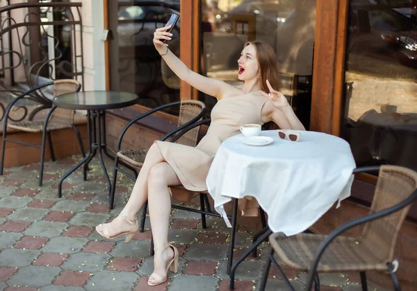 Mujer Alegre Tomando Selfie Mientras Está Sentado Mesa Cafetería Aire —  Fotos de Stock