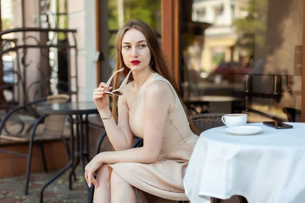 Mulher Bonita Pensive Senta Sozinho Uma Mesa Café Livre — Fotografia de Stock