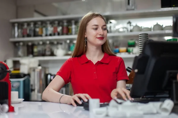 Женщина Продавец Использует Компьютер Своем Рабочем Месте — стоковое фото