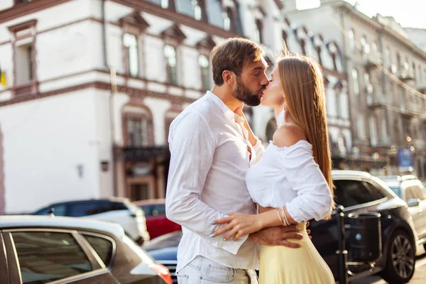 Romantic Love Concept Young Couple Love Kisses City Sunset — Stock Photo, Image