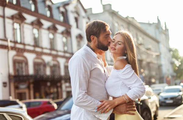 Romantik Aşk Konsepti Genç Çift Gün Batımında Şehirde Aşk Öpücüğü — Stok fotoğraf