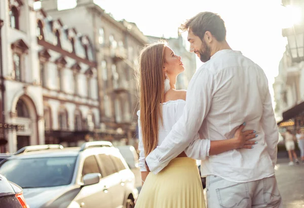 Casal Jovem Amoroso Passeia Pela Cidade Olhando Para Outro Abraçando — Fotografia de Stock