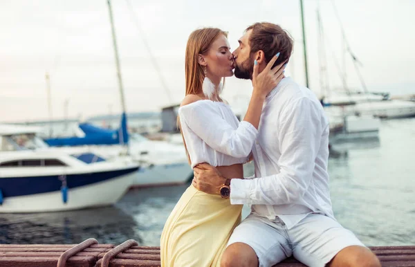 在游艇俱乐部亲吻相爱的情侣 爱情的概念 — 图库照片