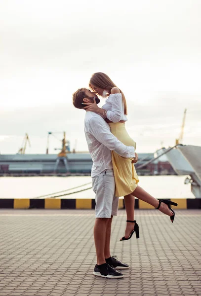 恋爱中的年轻夫妇 男人和女人在海港接吻 浪漫的爱情概念 — 图库照片