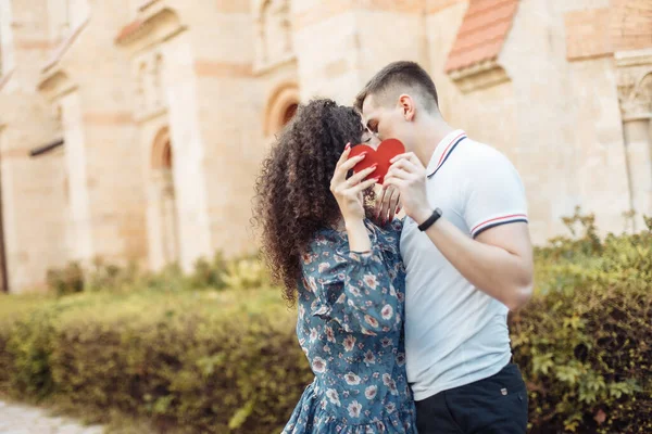 Beautiful Young Couple Holding Heart Kissing Showing Love Background Urban — Stok fotoğraf