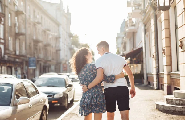 Jovem Casal Apaixonado Está Andando Cidade Pôr Sol Encontro Romântico — Fotografia de Stock