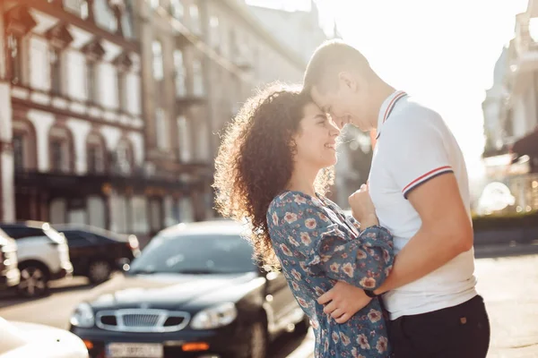 Young Couple Love City Look Each Other Love — Stok fotoğraf