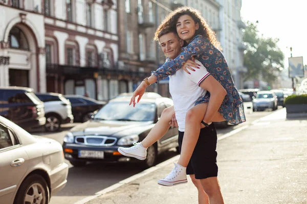 Couple Love Man Carrying Girl His Back Street Smiling Man — Zdjęcie stockowe