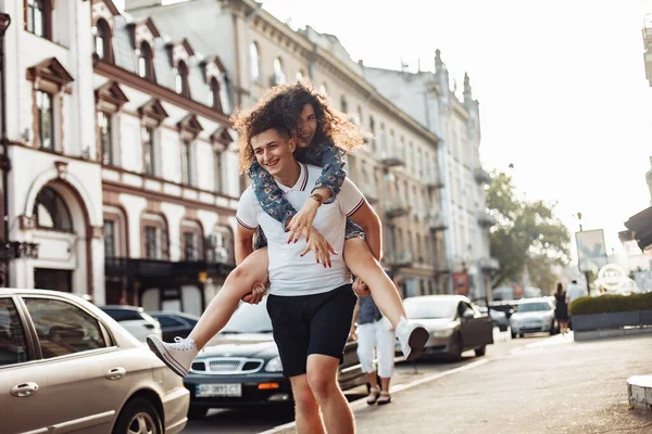 Couple Love Man Carrying Girl His Back Street Smiling Man — Zdjęcie stockowe