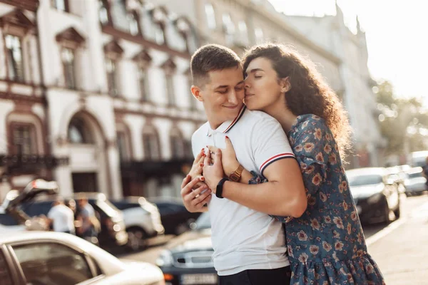 Menina Gentilmente Abraça Seu Namorado Cidade Jovem Casal Está Passar — Fotografia de Stock