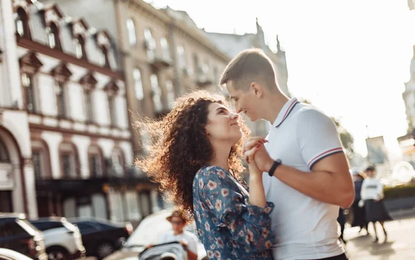 Conceito Relacionamento Jovem Casal Apaixonado Passar Tempo Juntos Cidade — Fotografia de Stock