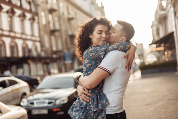 Casal Jovem Apaixonado Divertindo Passando Tempo Juntos Cidade Conceito Relacionamento — Fotografia de Stock