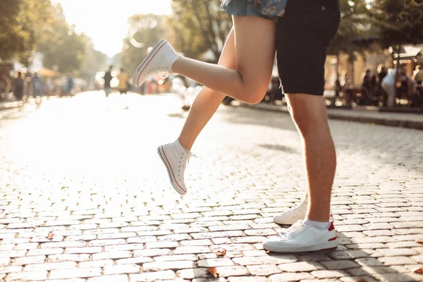 Concepto Relación Romántica Pies Una Pareja Enamorada Ciudad — Foto de Stock