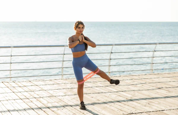 Fitness Woman Exercising Leg Muscles Fitness Rubber Bands Beach — Stock Fotó