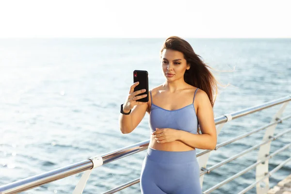 Fit Woman Makes Selfie Phone Beach — Stockfoto
