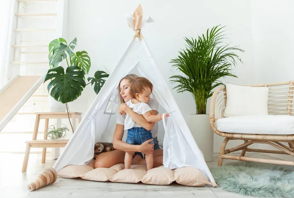 Happy Woman Mom Her Little Daughter Playing Wigwam Home — Foto Stock