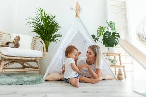 Young Mother Little Daughter Spend Time Together Wigwam Home — ストック写真