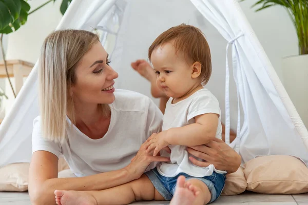 Young Mother Little Daughter Spend Time Together Wigwam Home — Foto de Stock