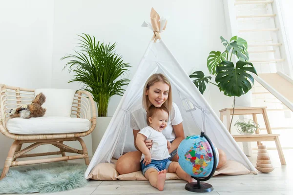 Mom Little Daughter Sitting Wigwam Home Studying Globe Spend Time — Foto Stock