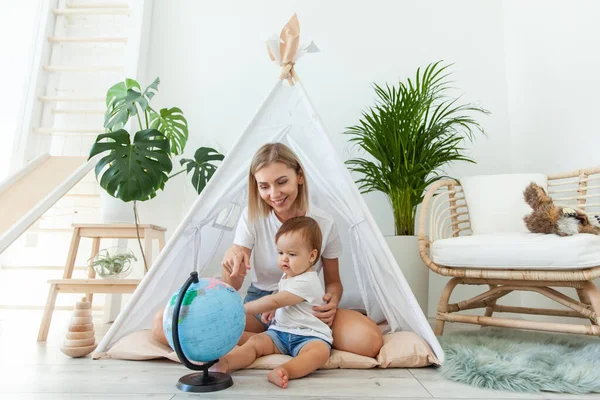 Mom Little Daughter Sitting Wigwam Home Studying Globe Spend Time — Foto Stock