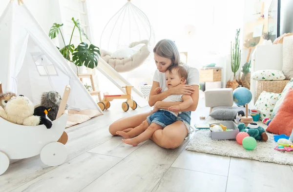 Caring Mother Calms Her Little Daughter Her Arms Playroom — Foto de Stock