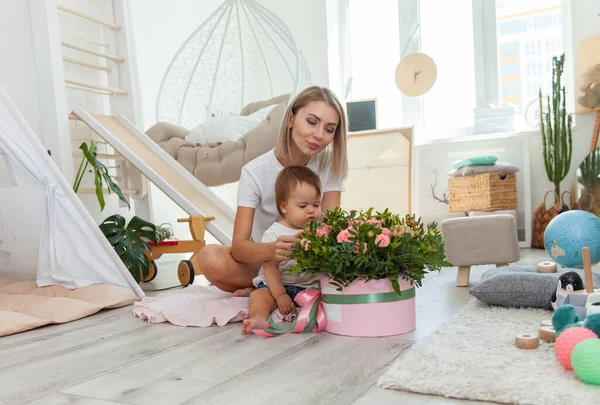 Mom Little Baby Daughter Celebrate Birthday Bouquet Roses Home — Foto de Stock