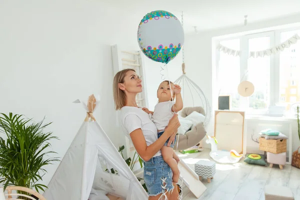 Mom Baby Daughter Play Balloon Playroom — Foto de Stock