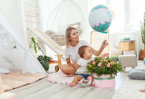 Mom Little Baby Daughter Celebrate Birthday Balloon Bouquet Roses Home — Foto de Stock