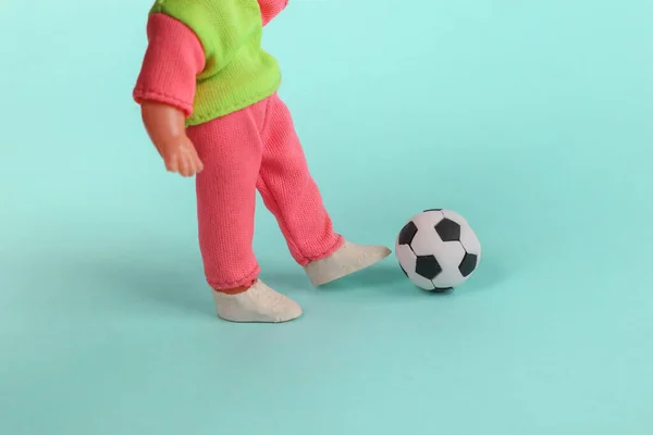 Boneca Bebê Com Bola Futebol Fundo Azul — Fotografia de Stock