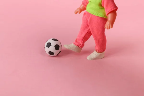 Boneca Bebê Com Bola Futebol Fundo Rosa — Fotografia de Stock