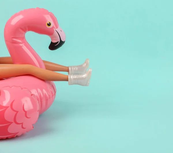 Boneca Flamingo Inflável Fundo Rosa Conceito Mínimo Férias Verão — Fotografia de Stock