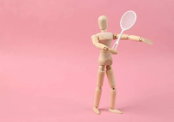 Báb Tenisz Ütő Rózsaszín Háttér — Stock Fotó