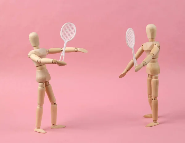 Két Teniszütős Báb Rózsaszín Alapon Teniszezik — Stock Fotó