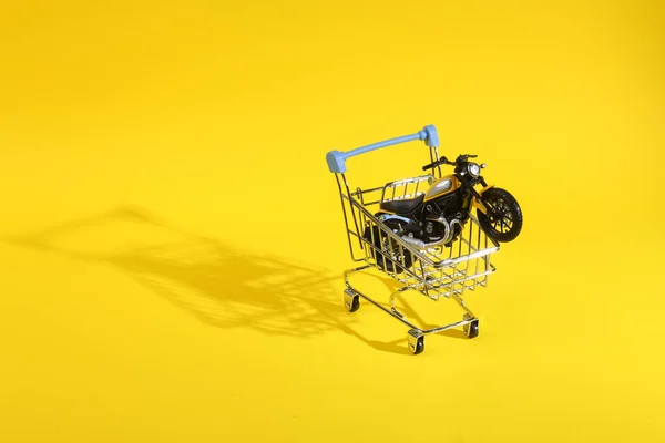 Carro Compra Con Modelo Motocicleta Sobre Fondo Amarillo Concepto Descuento — Foto de Stock