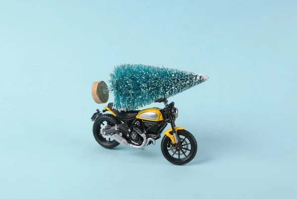Motorcycle Model Christmas Tree Blue Background Minmal Merry Christmas Layout — Foto de Stock