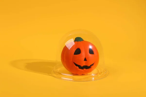 Halloween Pumpa Jack Transparent Kupol Gul Bakgrund Skydd Isoleringskoncept Minimal — Stockfoto