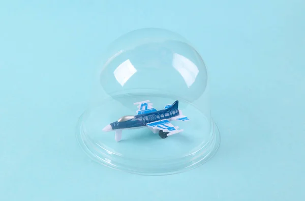 Avion Chasse Sous Dôme Transparent Sur Fond Bleu Concept Protection — Photo